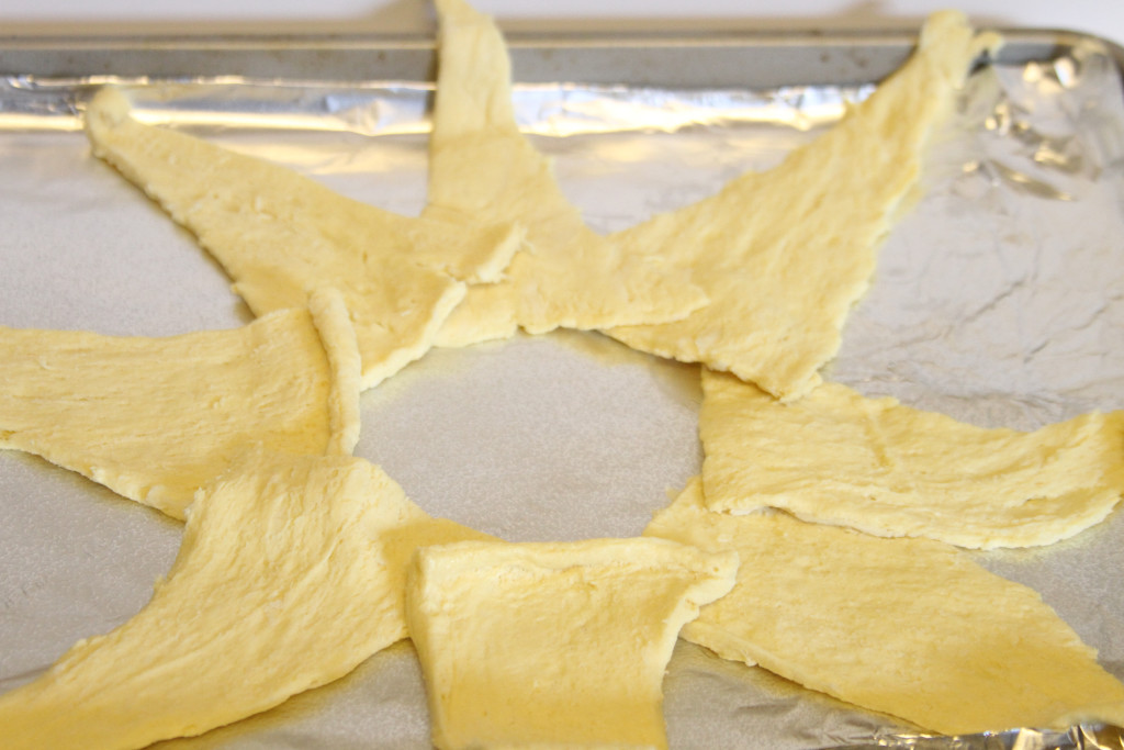 Christmas Wreath crescent rolls appetizer recipe step 1.