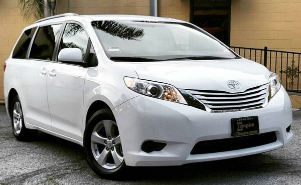 2017-Toyota-Sienna-2