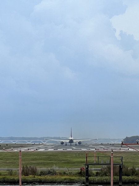 Airplanes landing at Reagan Airport_4