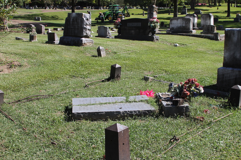 Broken links on witch of yazoo grave site