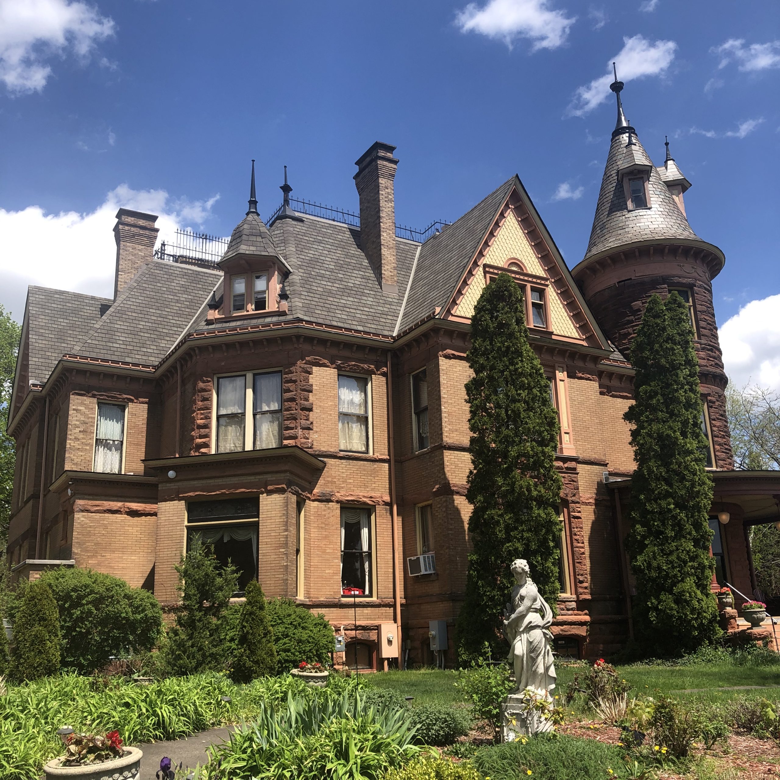 5 Haunted Mansions In The Midwest You Have To Experience For Yourself