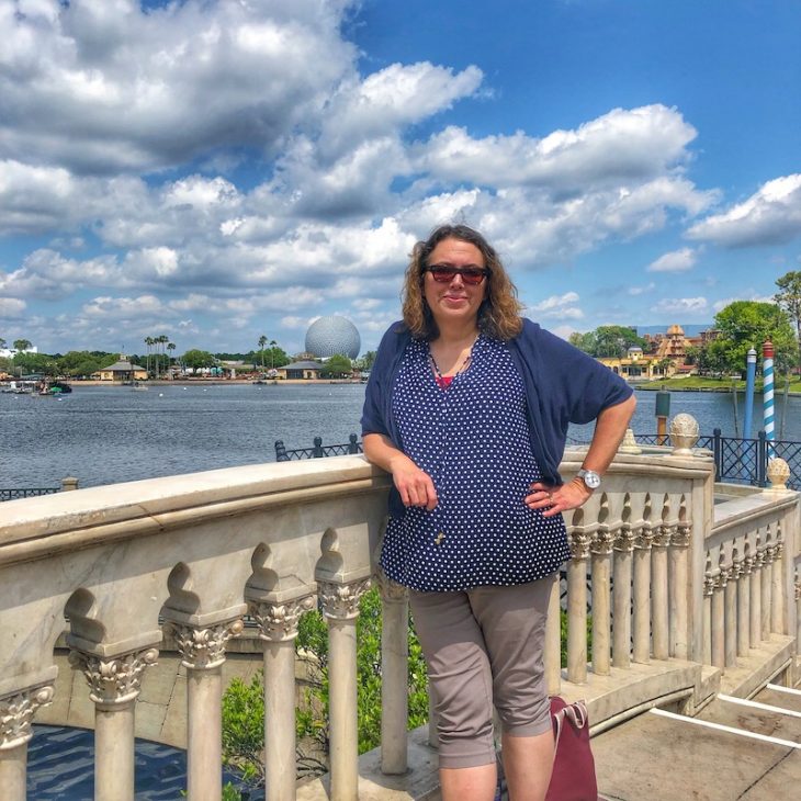 What to wear to Epcot for a day. Comfy shoes are a MUST!