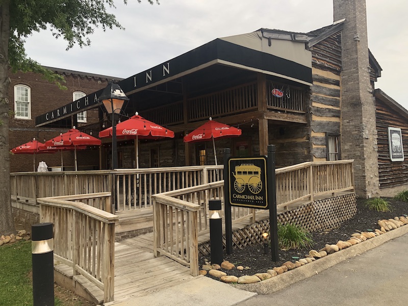 outdoor dining at the Carmichael inn in loudon tn