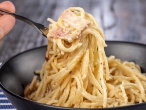Spaghetti Caronara on a fork.