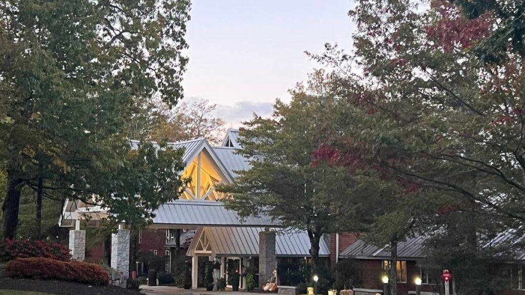 amicalola falls state park resort lodge entrance.