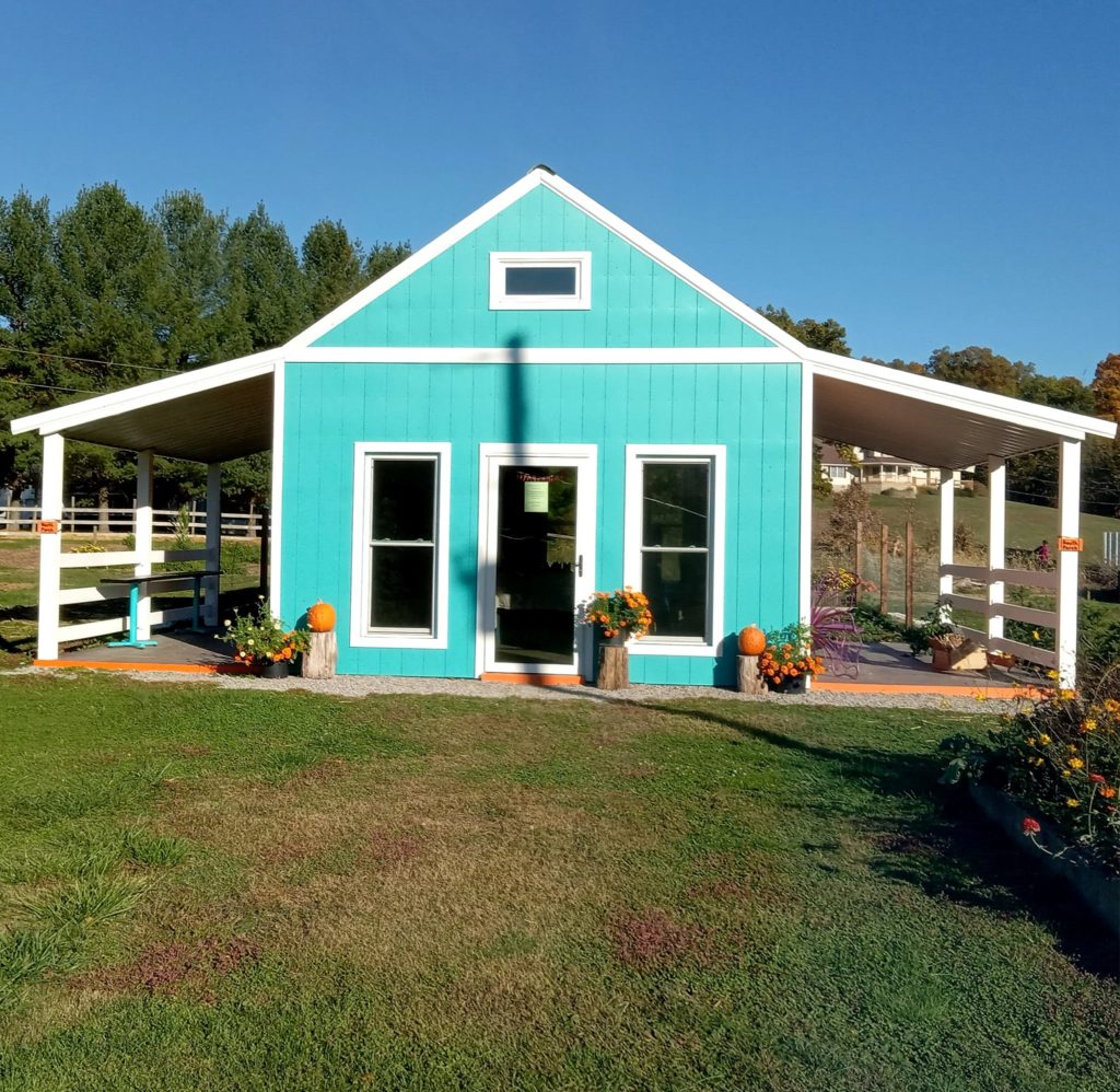 Exterior view of blue barn hill farm barn in Bloomfield, Indiana