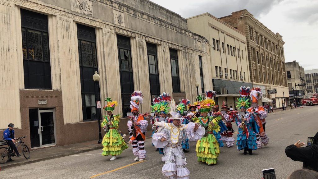 mardi gras parade color
